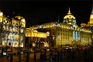 在上海的亲子乐园中玩耍